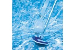 Bestway Flowclear Schoonmaakset Deluxe -Zwembad Verkoop bestway flowclear schoonmaakset deluxe borstel in gebruik